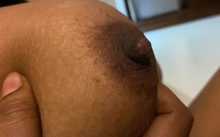 Arabicqueen: Peituda menina árabe branca pressionando lentamente seus peitos enormes e fofos
