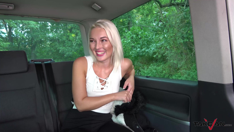 Take Van: Blonda a fost agățată, futută și aruncată goală