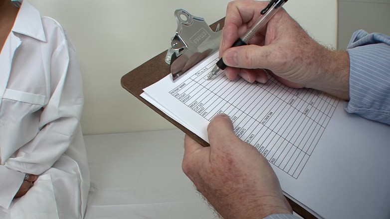 THAGSON 18+: Brunette babe in erotisch fetisj-spel met metingen en afzuiging