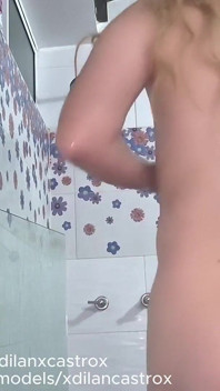 Fratele meu vitreg hetero m-a văzut la duș, l-am făcut să vină și să-mi lingă curul până când a venit în gura mea