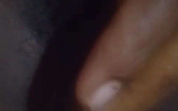 Girs toy: Memek tante seksi ini dipuasin sama tiga jari sampai matanya...