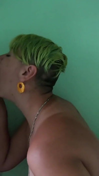Chupando pau pelo gloryhole e engolindo