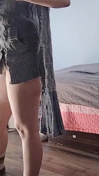 Ibu seksi menari telanjang di sekitar rumah. Cewek seksi rambut cokelat lagi olahraga sambil bugil di rumah