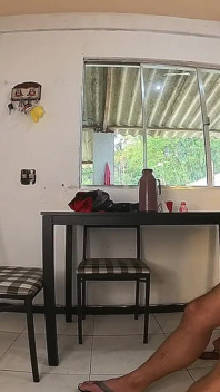 Na její narozeniny jsem manželovi své kamarádky dala orální sex a pod stolem ji udělala kundičku