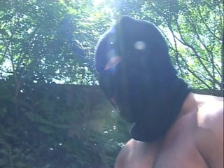 Cum Outdoor: Bionda tettona si gode giochi di sesso spudorato in giardino