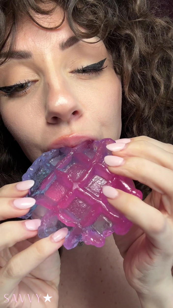 SavvyStar: 华夫饼asmr嘴巴听起来刺耳吐痰声恋物癖