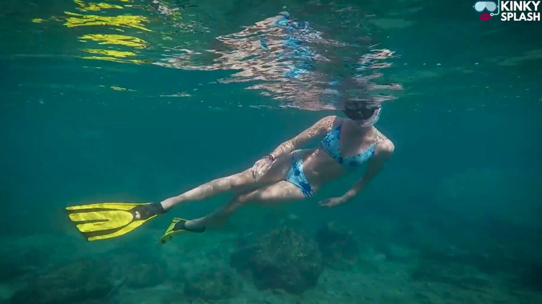 UKCuteGirl Lucy Lauren: Clignotant de plage sous l’eau - bikini, longues palmes et taquine...