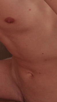 Üç adam Twink'in sıkı kıçını sulu bir şekilde sikiyor