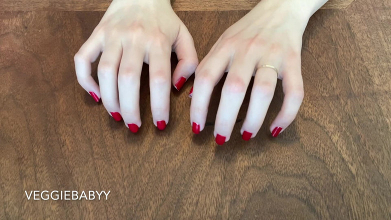 Veggiebabyy: Khai thác móng tay dài màu đỏ tự nhiên