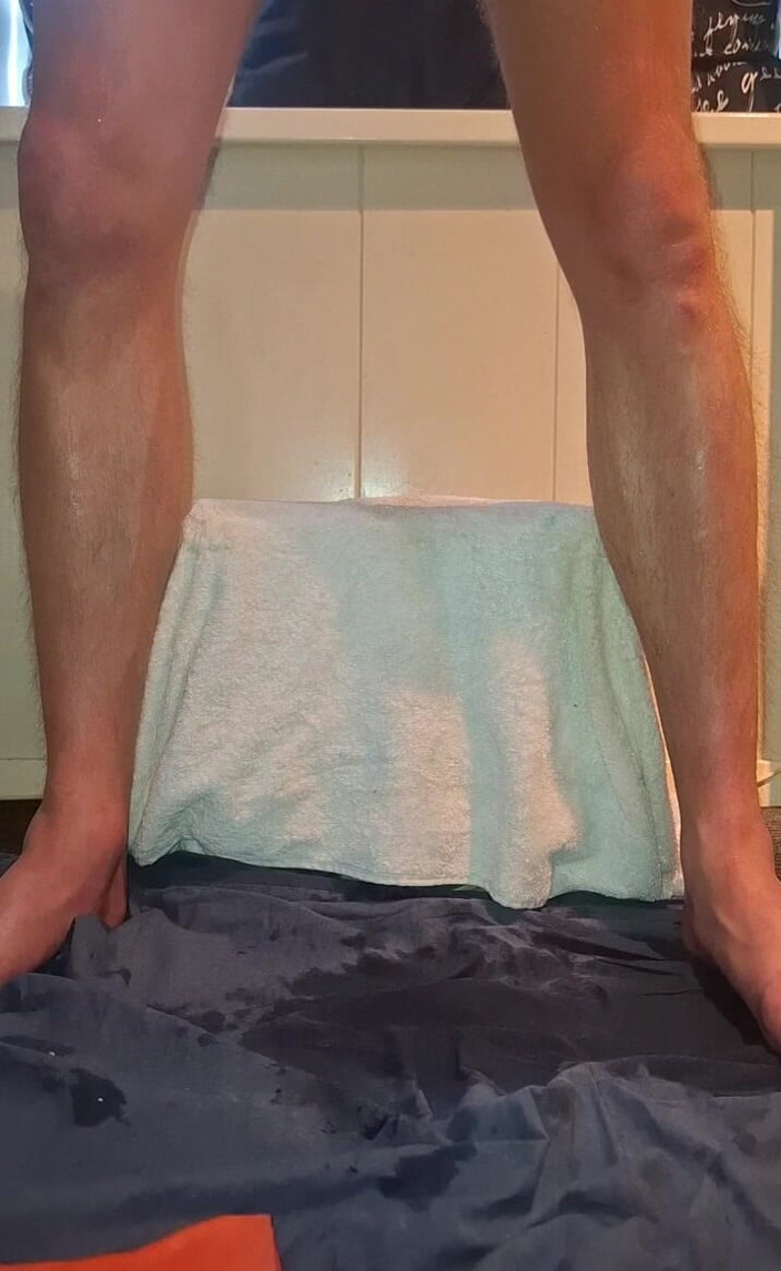 NoFace Twink X: Ensam gay anallek - enorm dildo och pissande orgasm