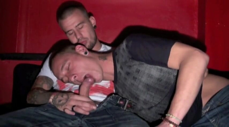 Sneaker gay: แตกในรองเท้าผ้าใบแล้วดมเท้า