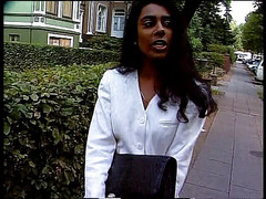 Lucky Cooch: Seksowna murzynka laska na wywiadzie na świeżym powietrzu