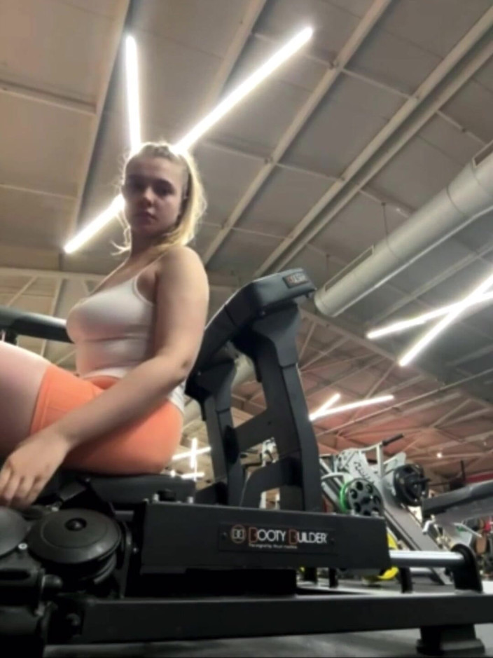 JuiceLussie: Я трахнул первый тренер, который увидел в спортзале