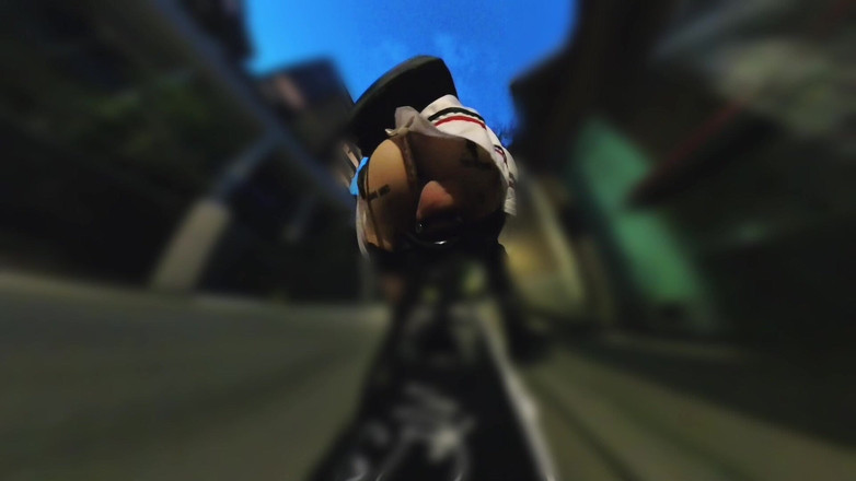 Asiansissypublic: Esibizionista che cammina e cavalca con plug anale, giarrettiera rossa...