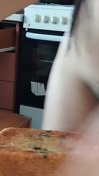 부엌에서 벌거벗은 음식을 준비하는 핫한 마누라. 털이 무성한 보지의 아마추어 마누라, 거유, 큰 엉덩이.