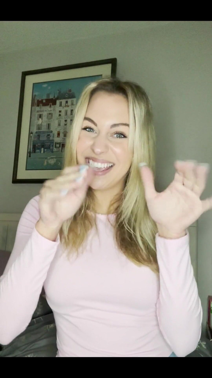 Tiffstreatsxoxo: Omg te faci de râs de fiecare dată când aduci...