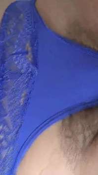 Salen los pelos de bikini de mi esposa madura, compilación de momentos eróticos