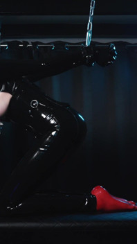 เซสชั่นไฟฟ้าท้าทายสำหรับ Rubber Slut จากเยอรมัน