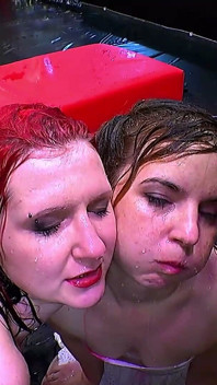 Zrzka a brunetka v extrémní chcaní a anální orgii - Ggg Hardcore