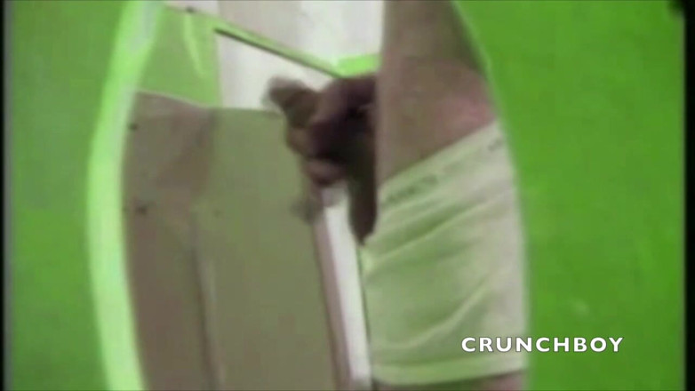 Crunch Boy: Porno vintage, etero succhia il cazzo nei gloryhole di discret