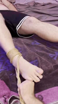 Cosquillas en los pies de chupapollas