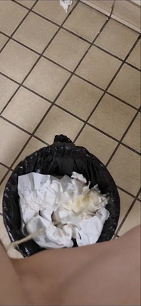 Pissen Aufquilt, Im Behälter, in Jeans, Im Höschen Auf Dem Boden - 3 Videos