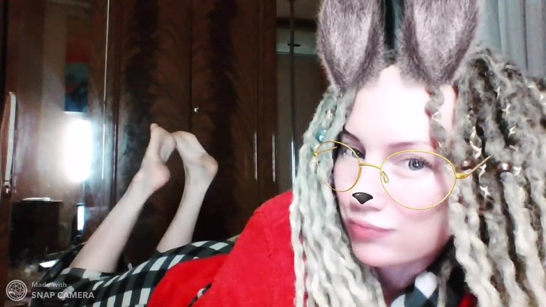 BadAssBitch: Sessiz olmalı coz yalnız değil! Kirli tabanlarım için yarağını okşa