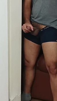 継母が自慰行為をしているのを見て、我慢できず、彼女とセックスするつもりです、なんておいしい猫でしょう。
