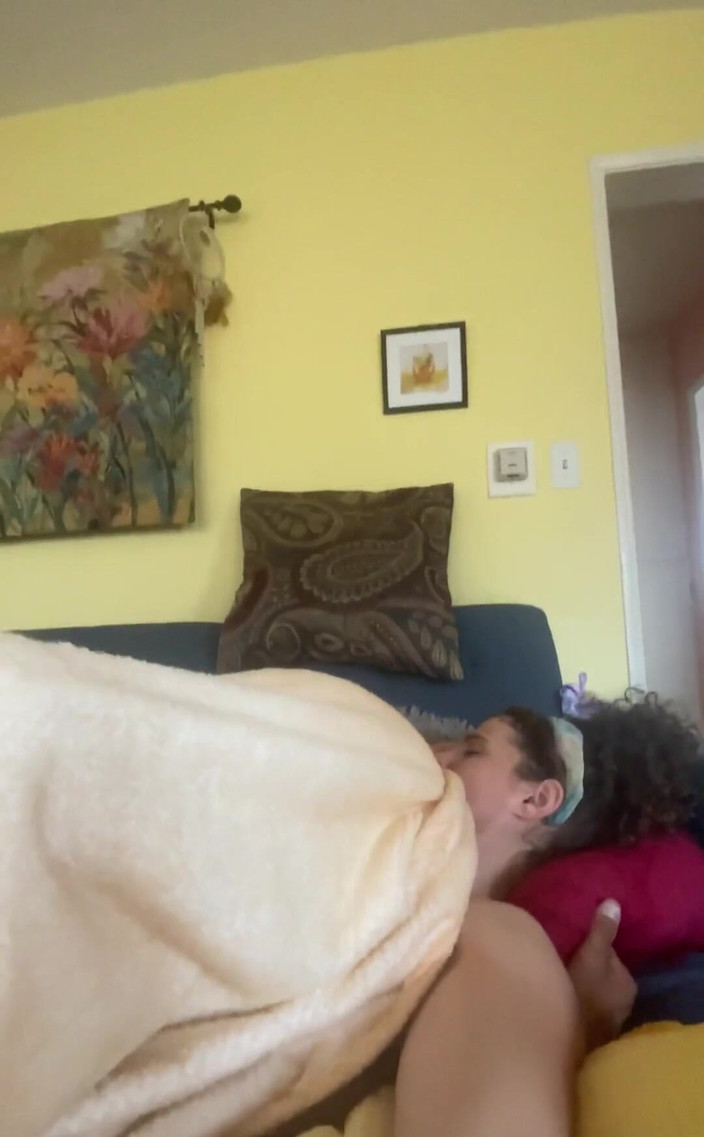 VibeWithMommy: Är det konstigt att se ett par älska?