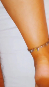 Selena lagi asik berpose sambil bugil, kaki dan tubuhnya dipuasin