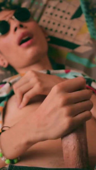 Hete latino Twink Magic C trekt na de universiteit aan zijn grote pik en slikt zijn sperma