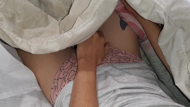 Lesbian-illusion: Terwijl onze leraar haar huiswerk controleert, doen mijn vriend en...