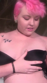 Curvy Starlet Miley benar-benar tahu cara menggembirakan