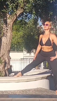 Lo yoga e il sesso all'aperto di selena
