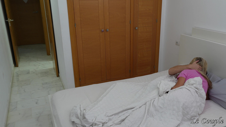 LC couple: 妻のムラムラした彼女が朝、私たちの声を聞いてこっそり寝室に入り込んで見ていました