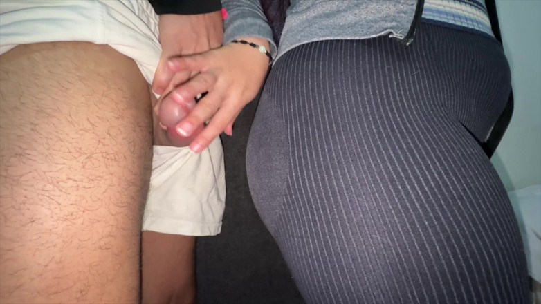 CoupleOfHotSins: Meisje Met Dikke Kont Grijpt De Pik Van Een Vreemde...