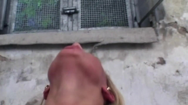 German bitch hunter: Blondine zuigt pik en wordt buitenshuis hard geneukt