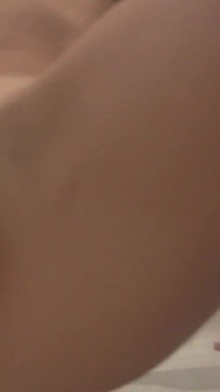 Angel e stella scopano i loro culi stretti con dildo di vetro