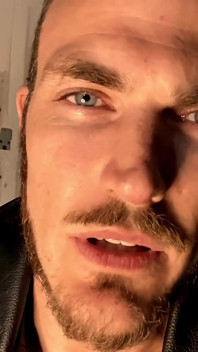 Christian Wilde rookt en houdt je in zijn garage