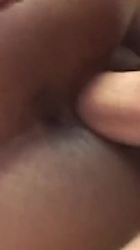 Une MILF noire amateur prend une bite blanche en levrette