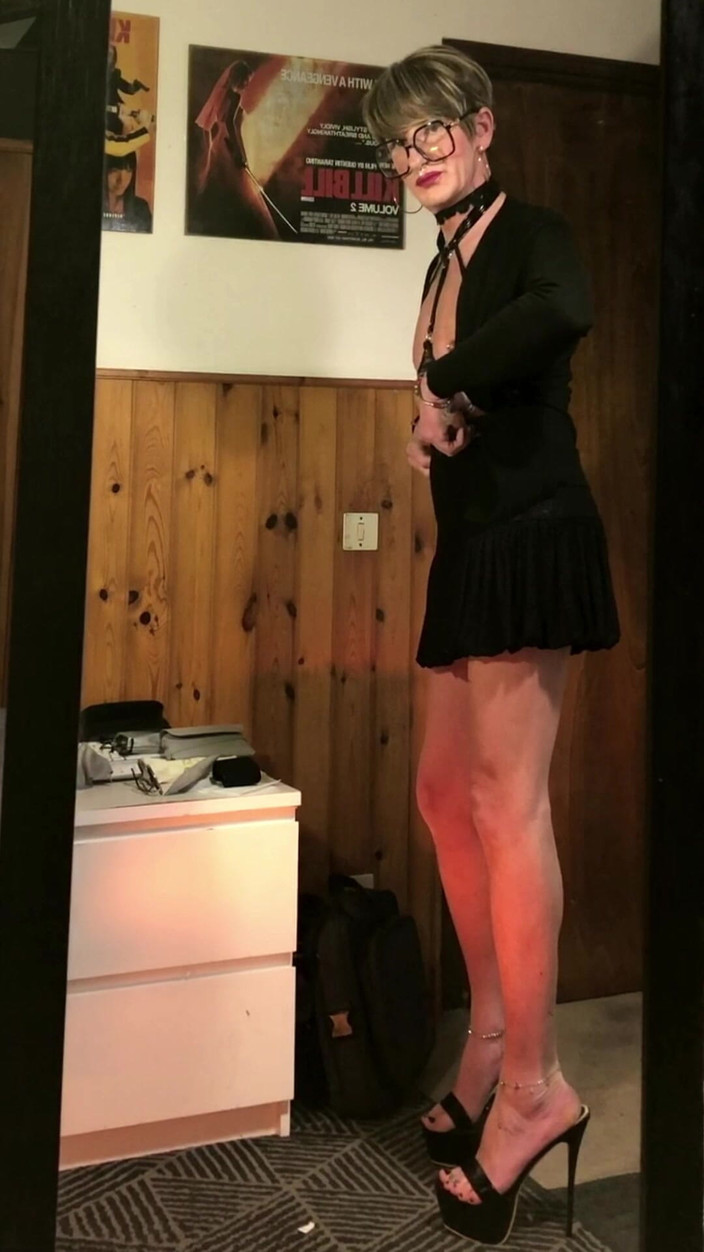 Andreina Naty: Elegante Dame Läuft Auf High Heels