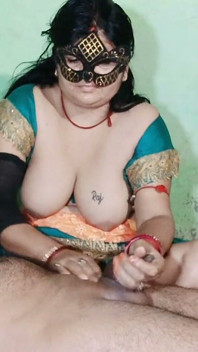 देसी सेक्सी युवा लड़के के साथ सेक्स का आनंद ले रही है हिंदी सेक्स करती है