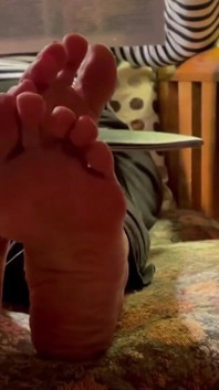 Stepmom Shows Candid Soles Ignores Me