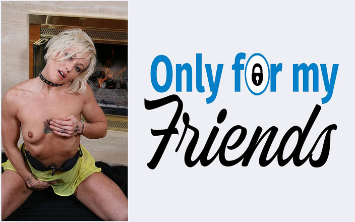 Only for my Friends: Моя дівчина повія з сексуальними татуюваннями dinte її пизду довгими пальцями і торкається себе пальцями