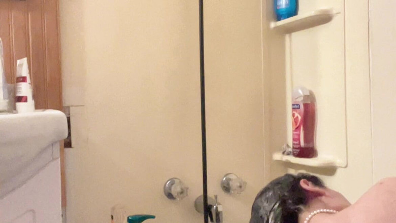 sweethanajapanese: Hana lava o cabelo na banheira com peitos pequenos tão...