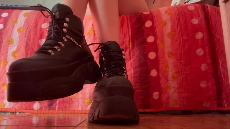 LDBMistress: Iff aan mijn laarzen, Piggy