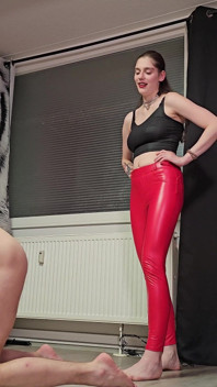 Ballbusting dla sprzątacza i niewolnika stóp