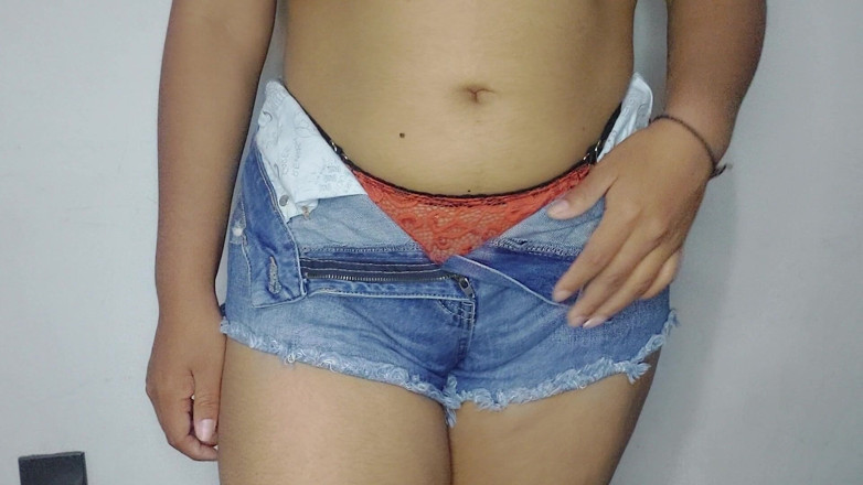 Josyandhot: 털이 무성한 보지의 반바지를 입은 섹시한 소녀