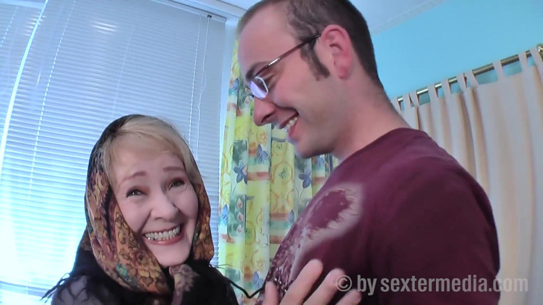 Sextermedia by Pete: Mamie Sophia se fait baiser par une jeune bite