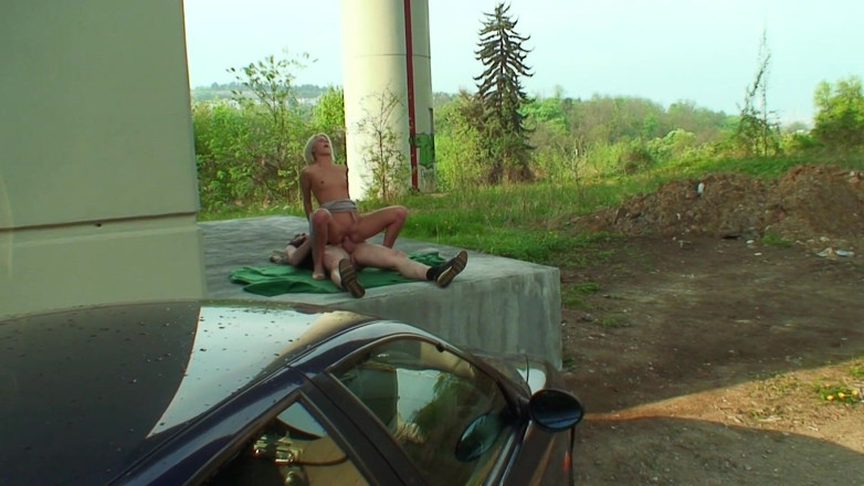 Emma Gold: Sesso pubblico sotto l'autostrada
